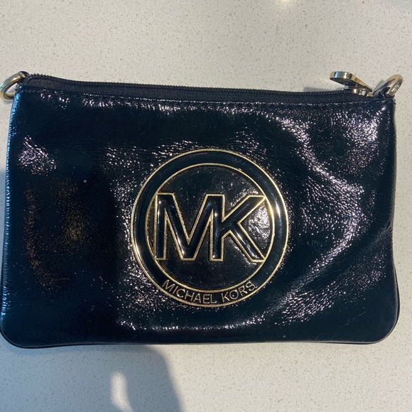 Michael Kors MK logo Shiny Black Zipper Wallet - Picture 4 of 15
